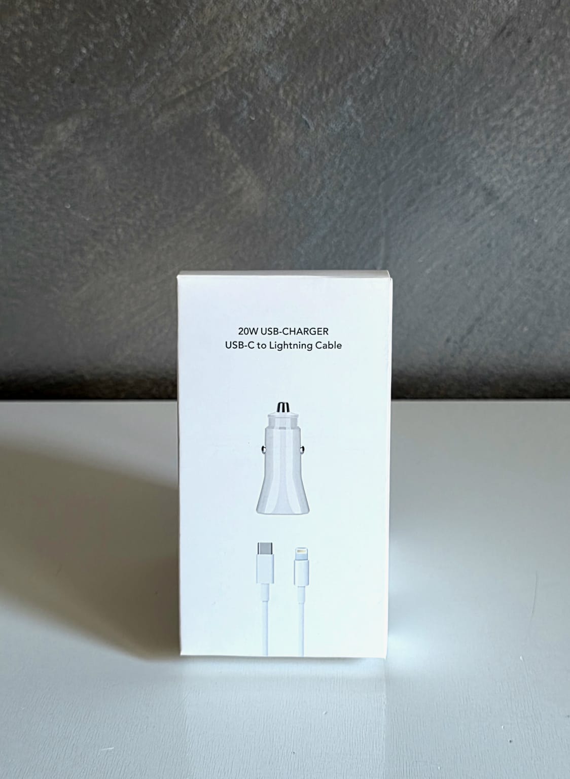 Karikues Makine 20W me Kabëll USB-C në Lightning, me dizajn modern dhe funksional, për përdorim në veturë, ngjyrë e bardhë