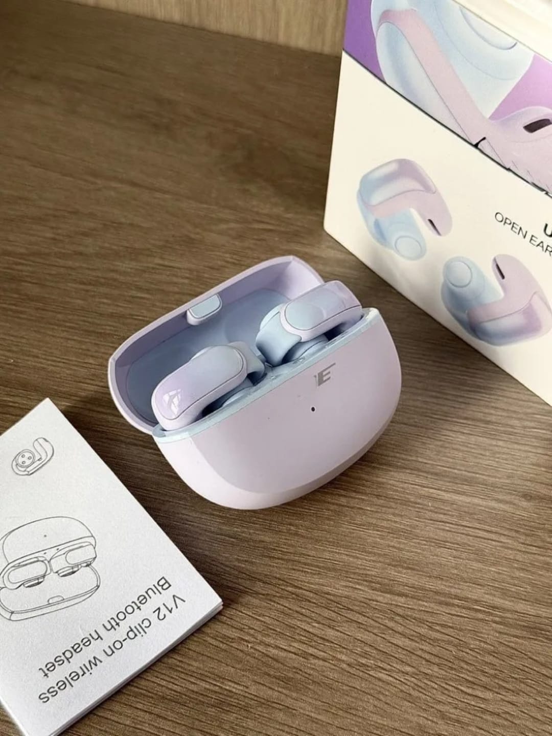Kufje Wireless me Kapëse Veshësh (Ear Clip) dhe Zë Hapësinor 360°, me tingull të qartë dhe përdorim komod, për muzikë, thirrje dhe argëtim, e bardhë me thekse argjendi