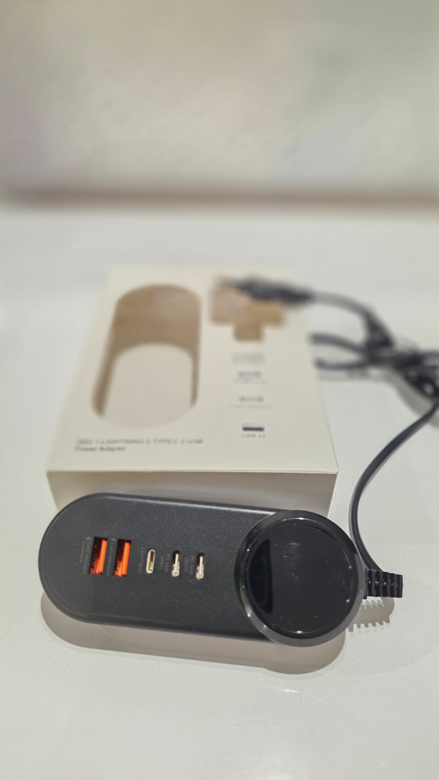 Përshtatës Energjie 35W me 5 Porta (2 Type-C, 2 USB, 1 Lightning), me dizajn modern dhe funksional, për shtëpi, zyrë dhe udhëtime, ngjyrë e zezë