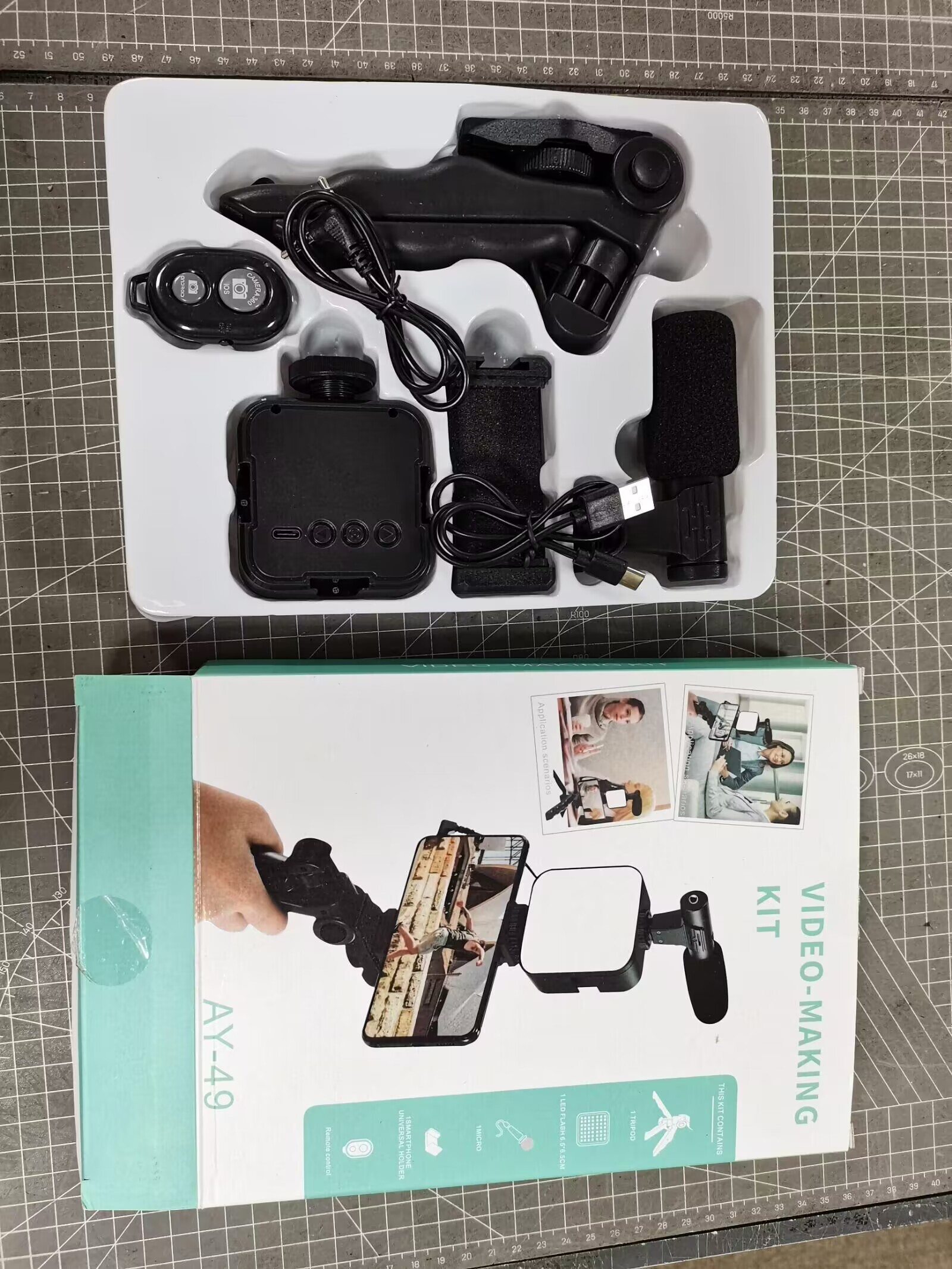 Selfie Stick - Set Krijuesi Video: Tripod, Dritë LED, Mikrofon dhe Telekomandë, me ndriçim modern LED/RGB, për vlog, intervista dhe transmetime live, ngjyrë e zezë